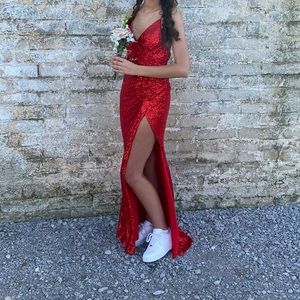 Red prom dress looks so good and a pure red